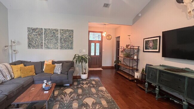 Building Photo - Beautifully Updated 3BR Home in Prime South Austin Location!
