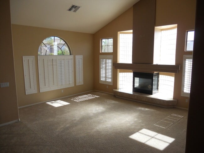 Building Photo - Stunning 5 bed/ 3.5 Bath in Pleasant Valley