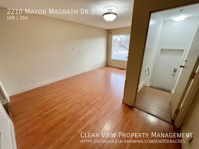 Photo du bâtiment - 4 bed, 2 bath home centrally located off of Mayor Magrath ??Showing available NOW at (587) 220-62...