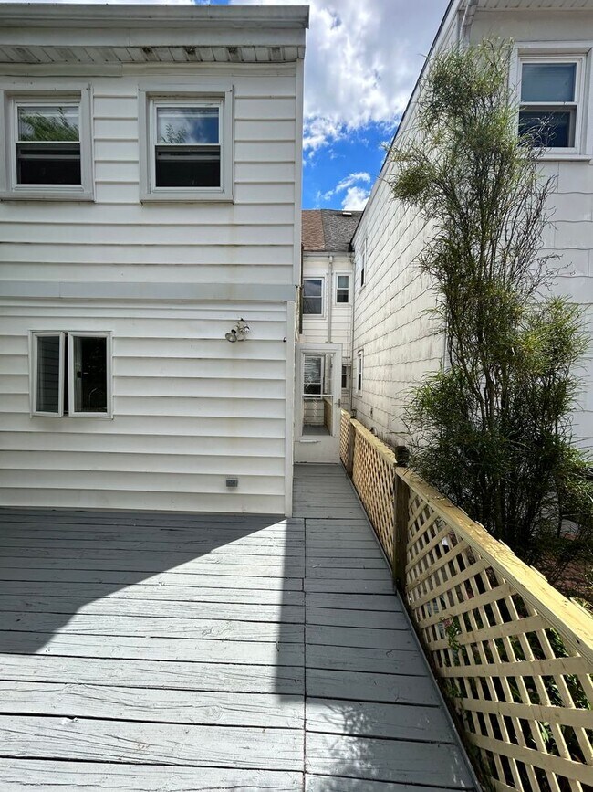 Building Photo - 4 bed 1 bath with C/O