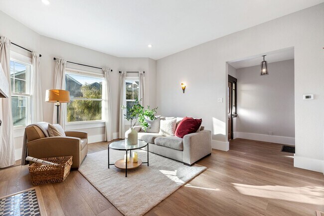 Foto del edificio - OPEN HOUSE: Sunday (8/9) from 4:00pm-4:30pm. Beautiful Remodeled 2-Story 3BR/1BA Single Family Ho...