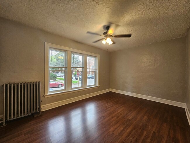 Building Photo - 3300 W Wilson Ave