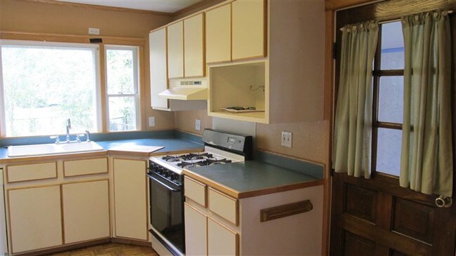 Building Photo - 3 br, 1 bath House - 469 Harter St