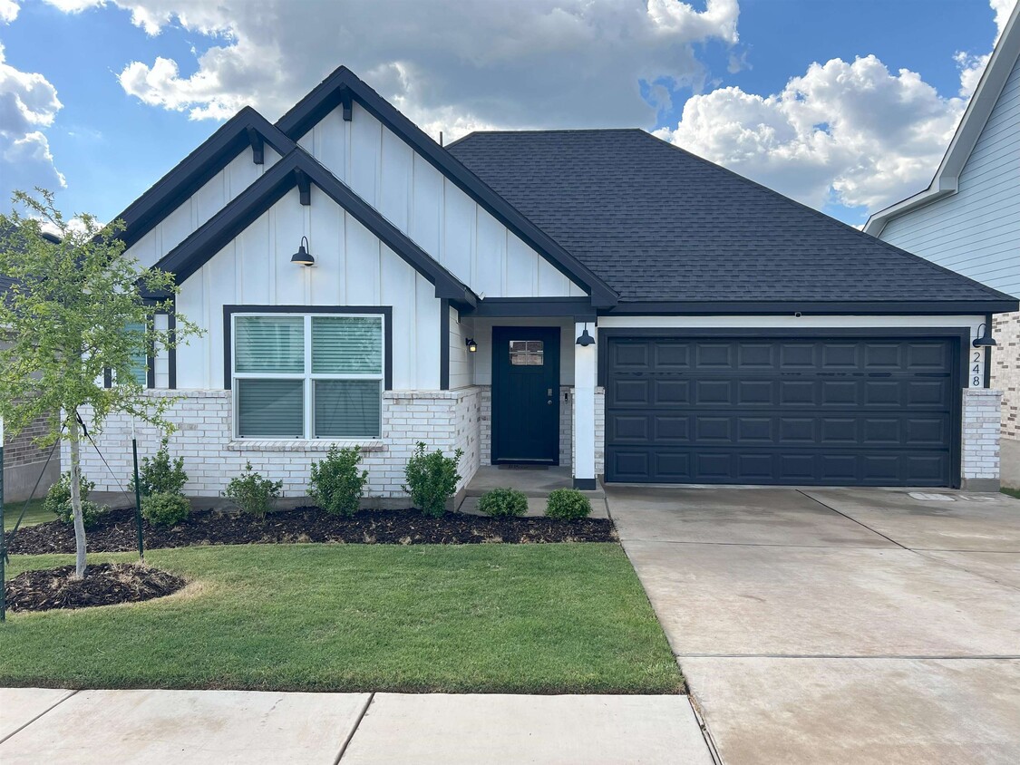 Foto principal - 248 Lone Cedar Rd