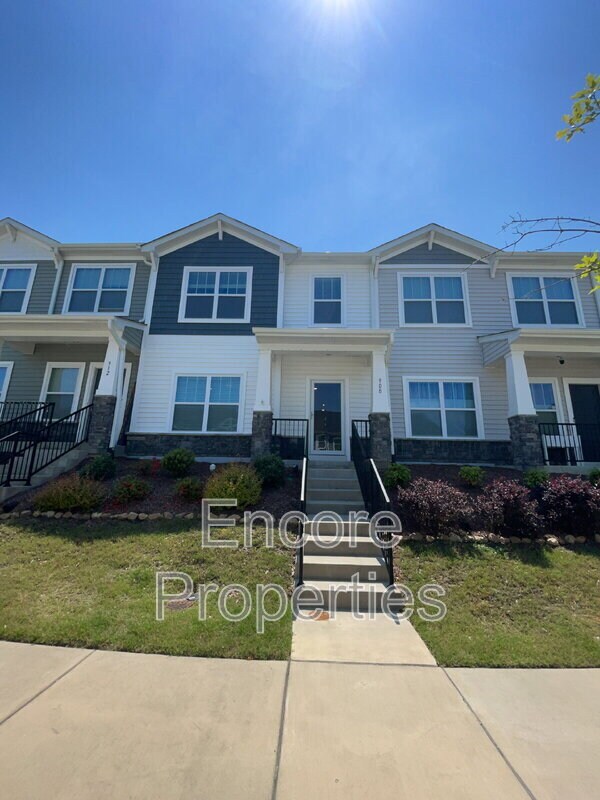 Foto principal - 908 Robbie Jackson Ln