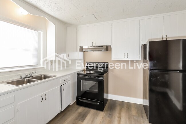 Building Photo - 6701 Fairway Dr