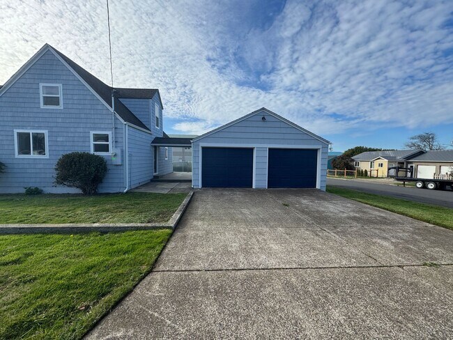 Foto del edificio - Large Home in Newport!