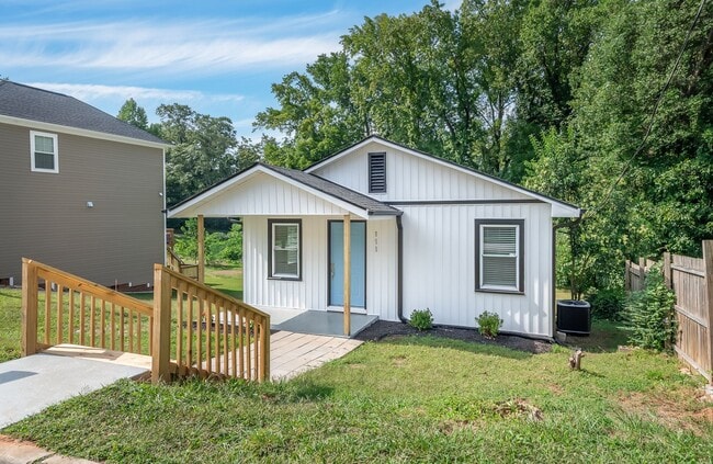 2 Bed, 1 Bath Home in Downtown Greenville Available - 2 Bed, 1 Bath Home in Downtown Greenville Available