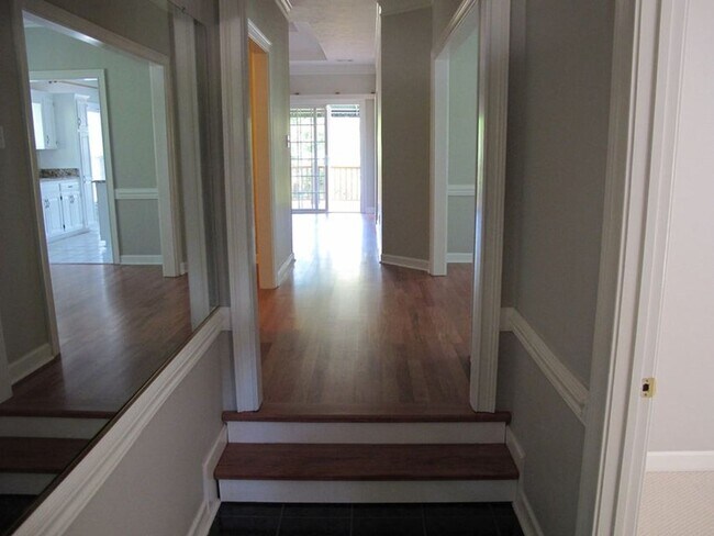 Foto del edificio - Upscale Lakefront Home  In the Heart of Martinez