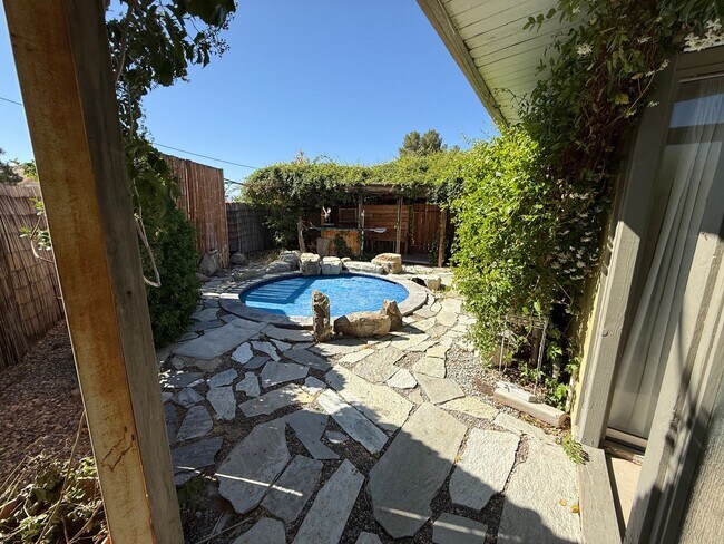 Foto del edificio - High Desert Retreat- 3 Bedrooms, 2 Bathroo...