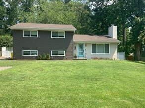 Building Photo - 165 E Bay View Dr