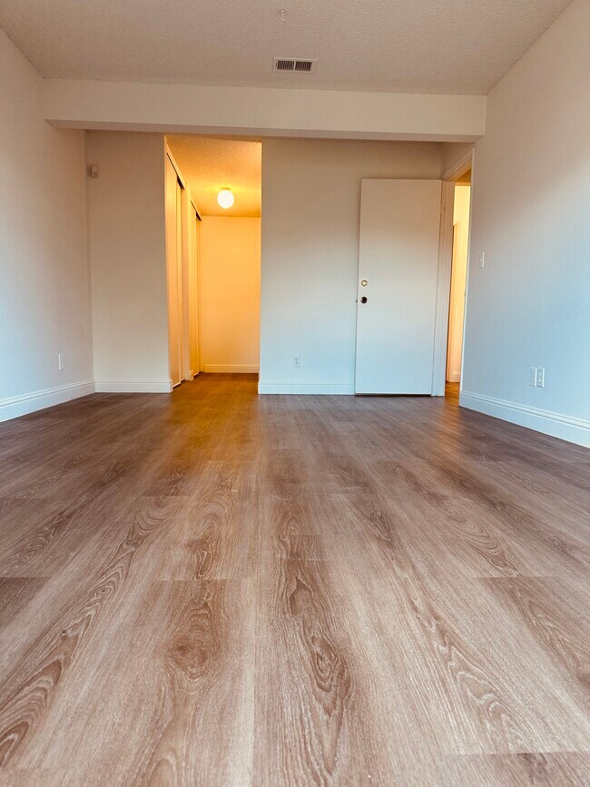 Foto del edificio - 5030 Valley Crest Dr