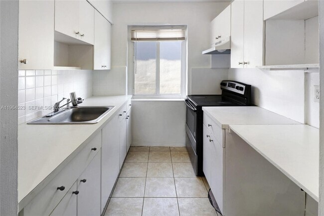 Foto del edificio - 8100 Crespi Blvd