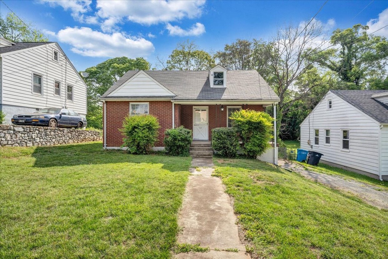 Foto principal - 2 bedroom 1 bath with hardwood floors.
