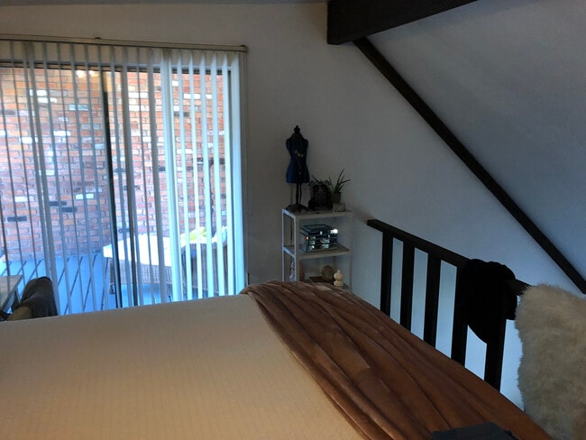 Building Photo - Carriage House