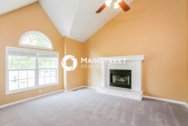 Foto del edificio - 3 Bedroom Pet-Friendly Home in Pleasant Hill, MO with Main Street Renewal