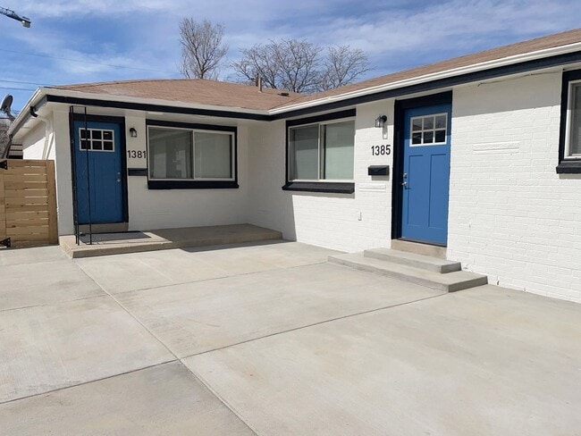 Building Photo - Stunning & Modern 3 bedroom Triplex!