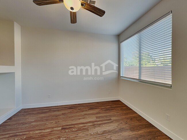 Foto del edificio - 7632 Butler Mesa St