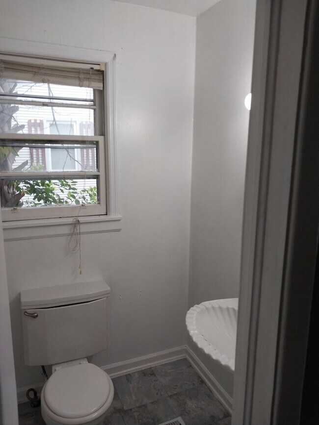 Building Photo - Corner Home - Rent Ready!