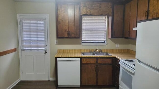 Building Photo - 1170 Kings Mill Run N