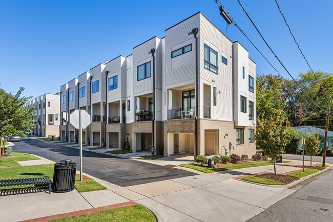Building Photo - Immaculate Townhome near Downtown Durham with Stunning Rooftop Deck!