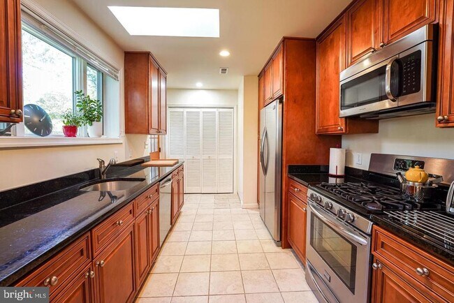 Building Photo - 7930 Bolling Dr