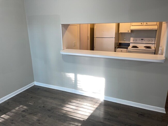 Building Photo - Charming Two Bedroom Condo Off Sharon Amity!