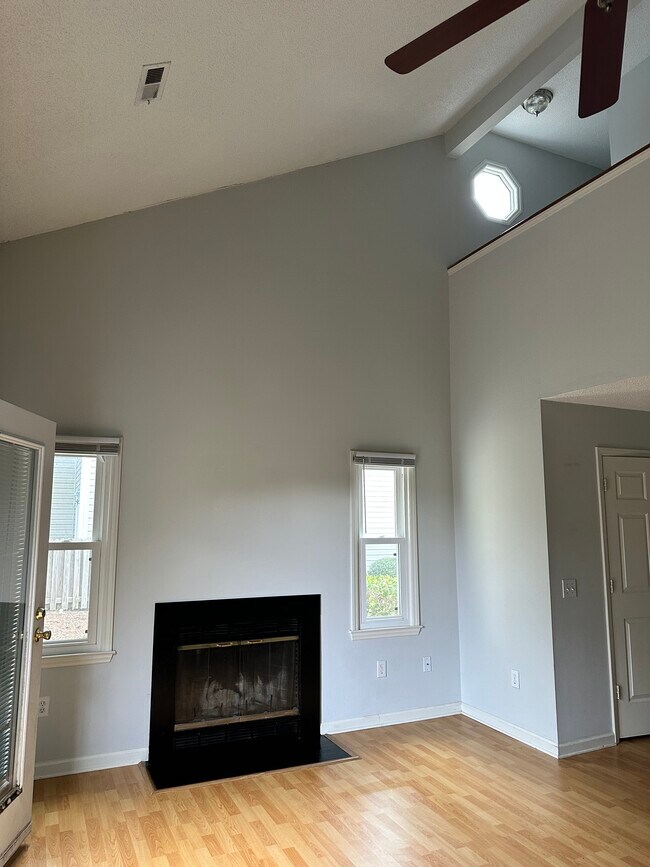 Chimenea / Sala de estar - 106 Lullwater Dr