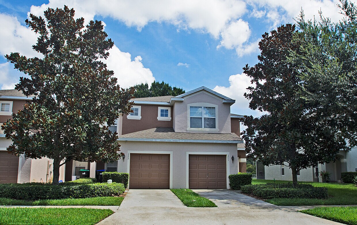 Foto principal - Lovely 2 Bedroom, 2.5 Bath Townhome w/loft...