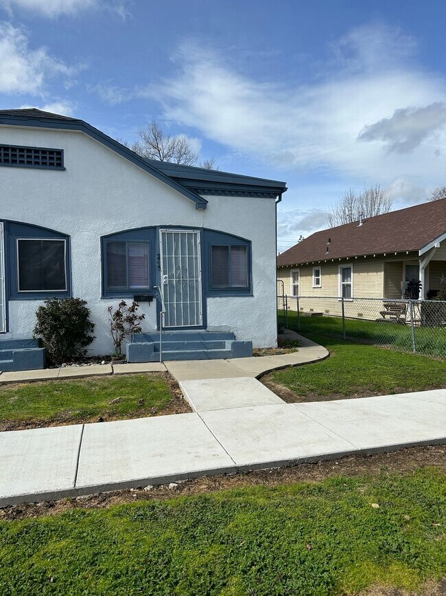 Building Photo - 245 S Shasta St