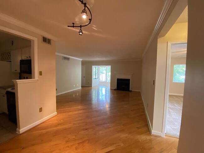 Foto del edificio - 5005 Wingate Way