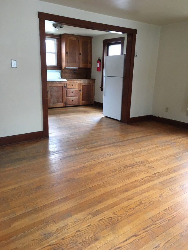 Primary Photo - 832 Elmwood St