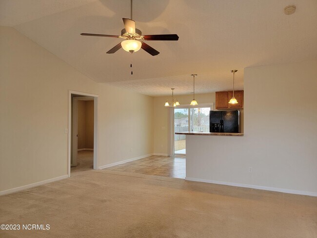 Building Photo - 416 Amaryllis Ln