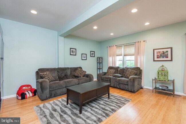 Building Photo - 322 Larose Dr