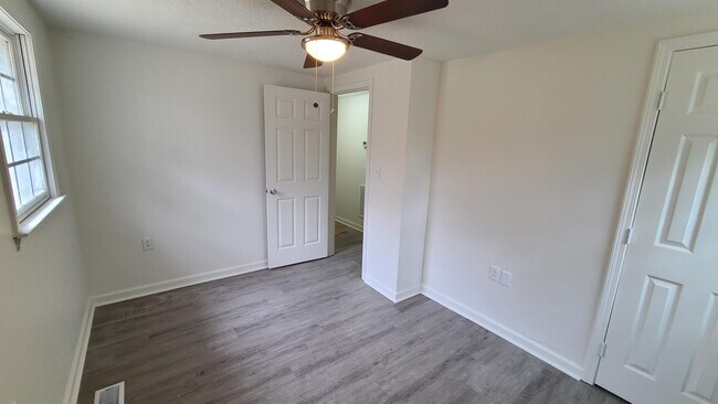 Foto del edificio - 172 Randall Ave