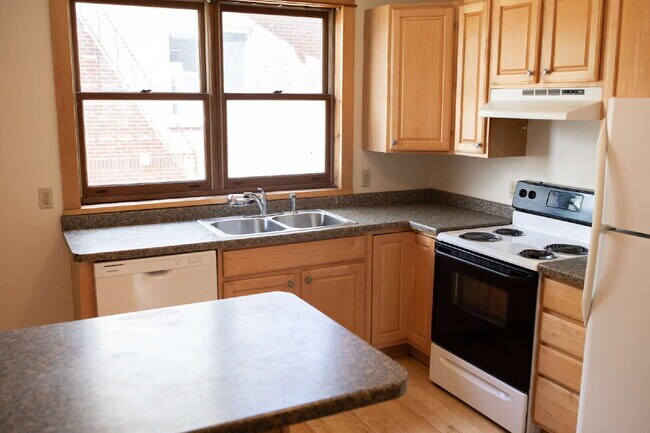 Foto del edificio - New On Market - 3 Bedroom, 1 Bathroom Duplex