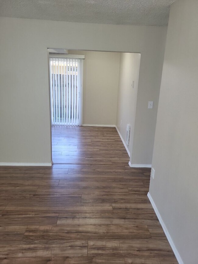 Building Photo - Charming Two Bedroom Lower Level Flat Close to Downtown Vancouver