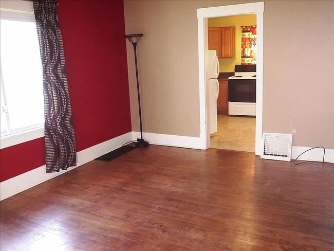 Building Photo - Charming 2-Bedroom Home with Detached Garage!