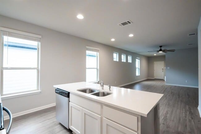 Building Photo - 208 Kellys Heroes Wy