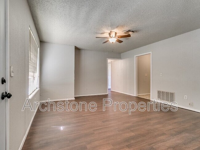 Building Photo - 712 Woodland Dr
