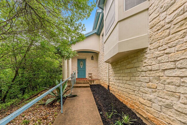 Foto del edificio - Refined Northwest Austin Living in Lakewood | Peaceful Setting, Thoughtfully Updated Interiors