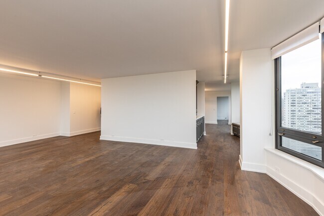 Building Photo - 1555 N Astor St