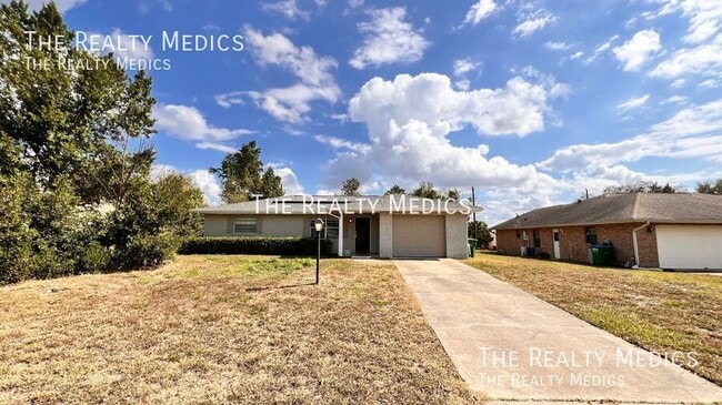 Building Photo - Charming 2-Bedroom Home with Solar Panels ...