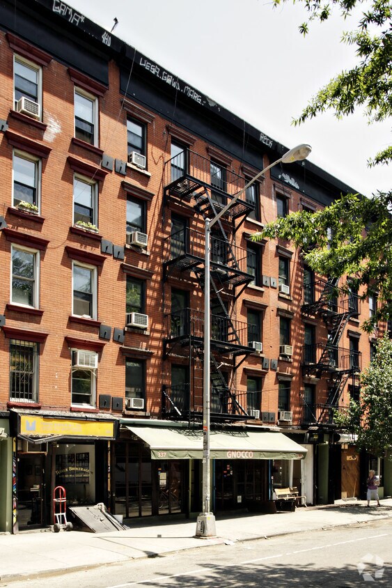 Foto del edificio - 337 E Tenth St