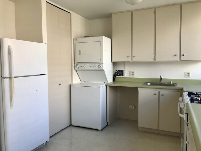 Foto del edificio - 2/2/1 with Den/3rd Bedroom (Elec, Water, Sewer, Hot Water, Gas Included in Rent!)