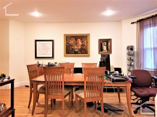 Foto del edificio - Walk to BU. Central Coolidge Corner Locati...