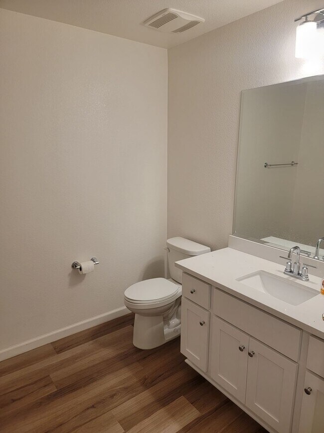 Building Photo - Beautiful 3 story home with 4 bedrooms 3.5...
