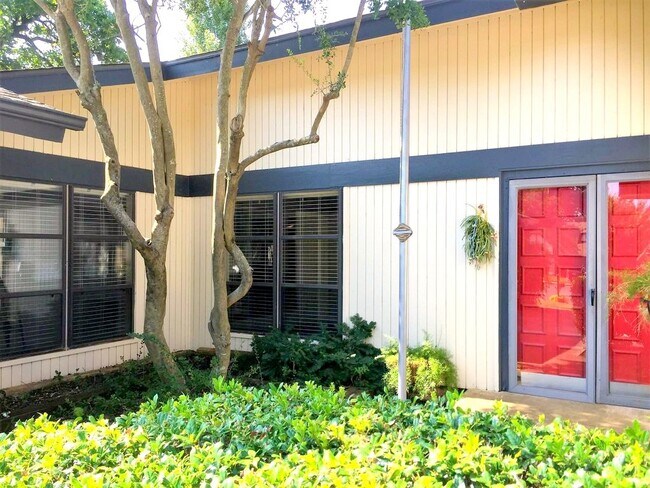 Building Photo - Spacious Home in Timber Ridge!