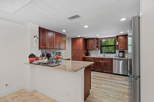 Building Photo - 277 N Ocean Blvd