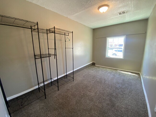Building Photo - 5 Bedroom House Available in Midwest City